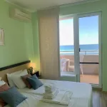 B - бийч B Apartment